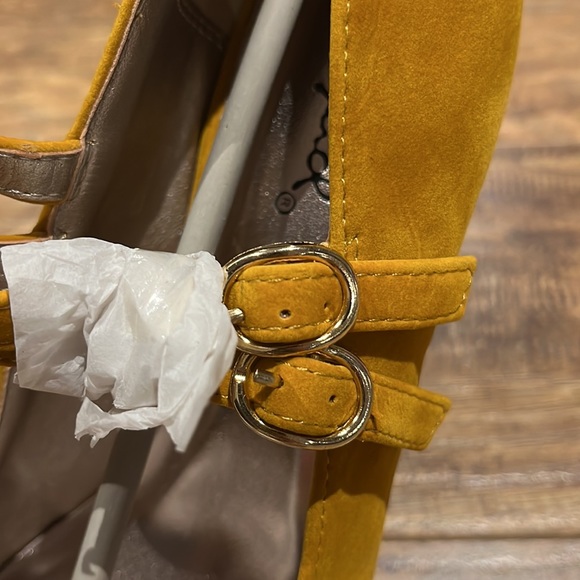 High platform stiletto heels velvety yellow gold and blue shoes by Qupid - Picture 3 of 10